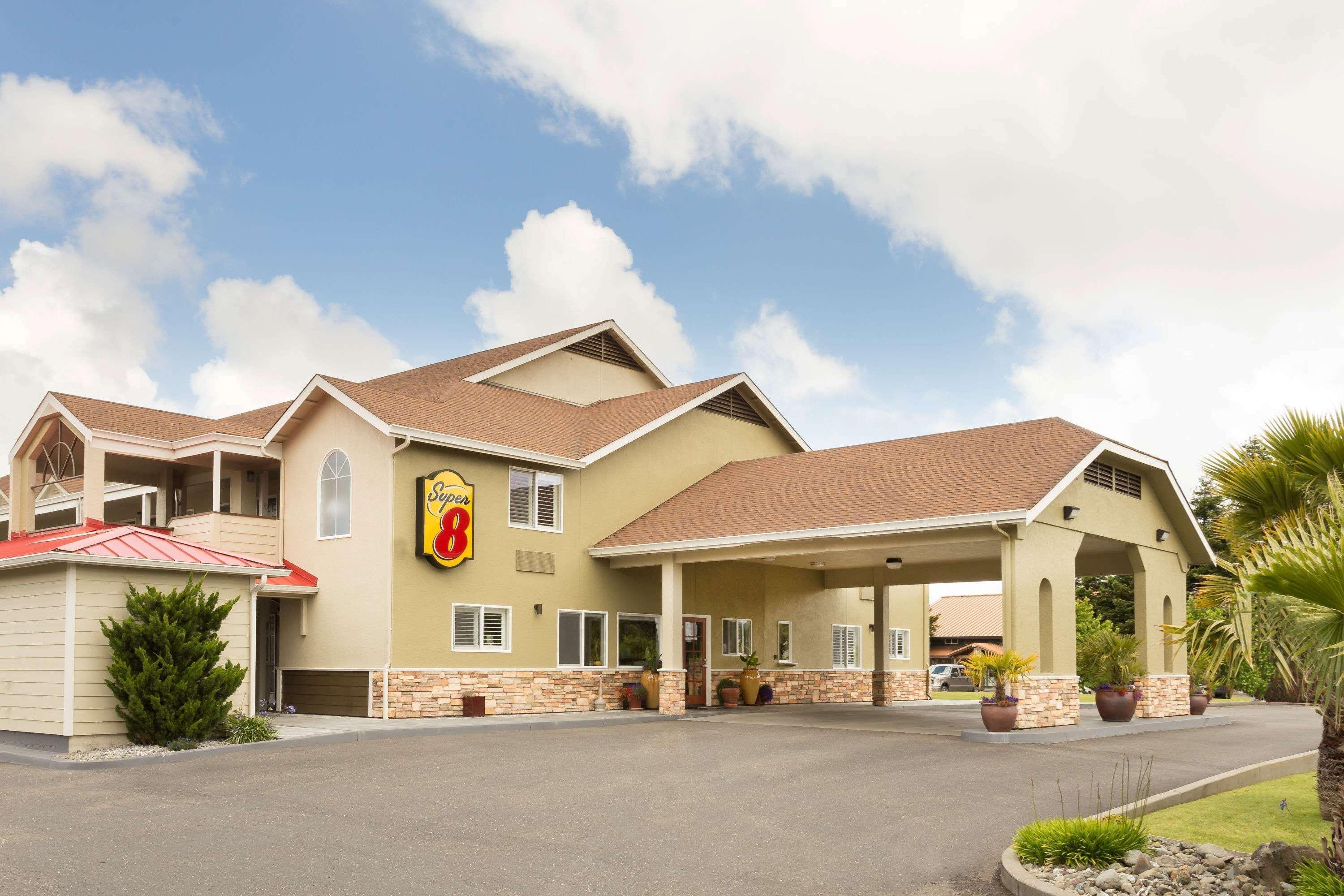 Super 8 By Wyndham Fortuna Hotel Exterior photo