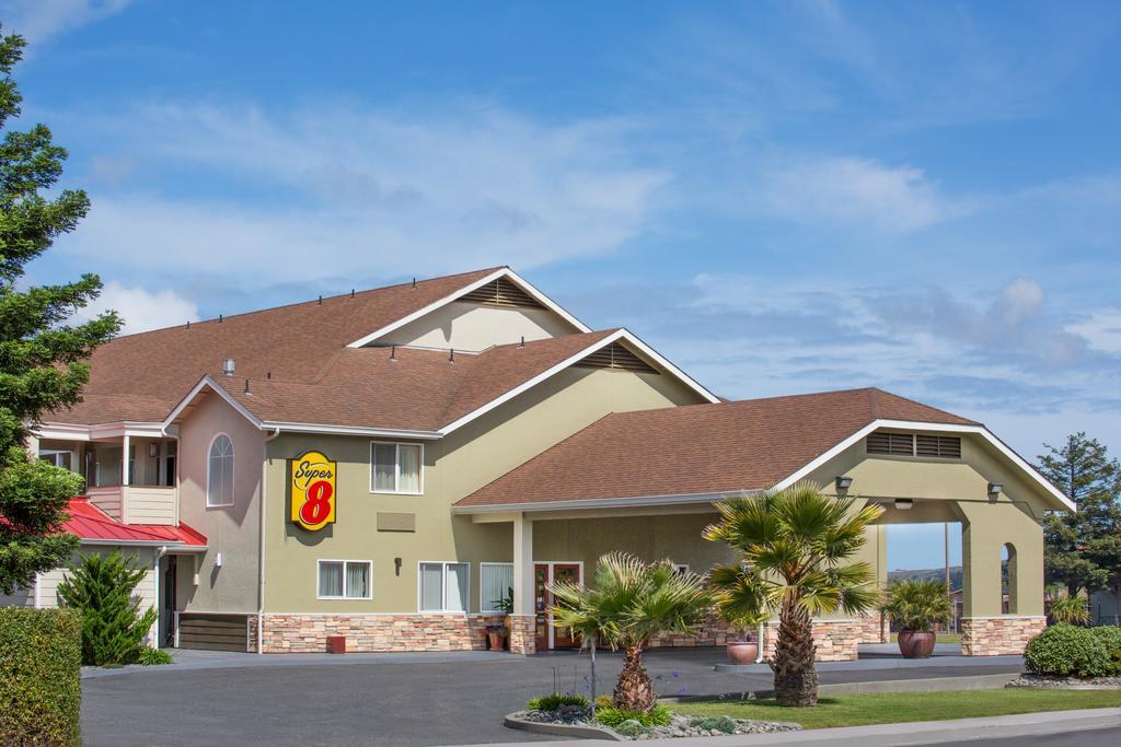 Super 8 By Wyndham Fortuna Hotel Exterior photo