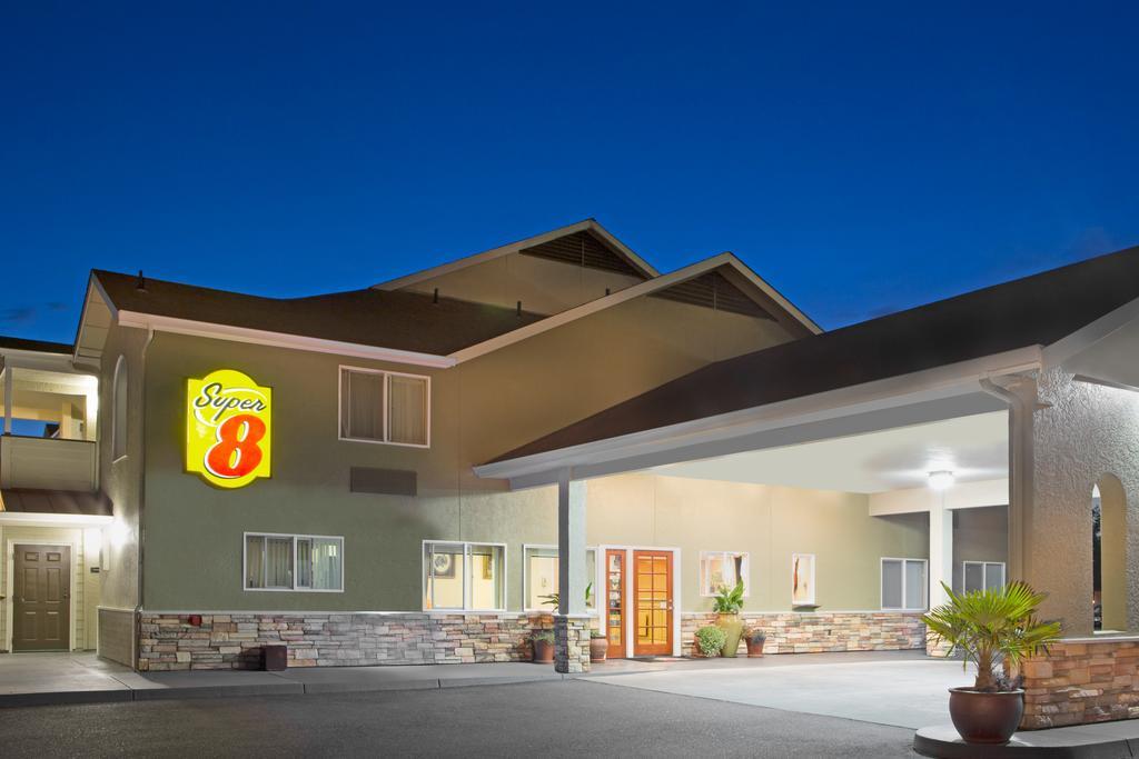 Super 8 By Wyndham Fortuna Hotel Exterior photo